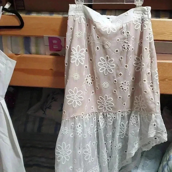F21 Symmetrical lace skirt - Picture 1 of 12